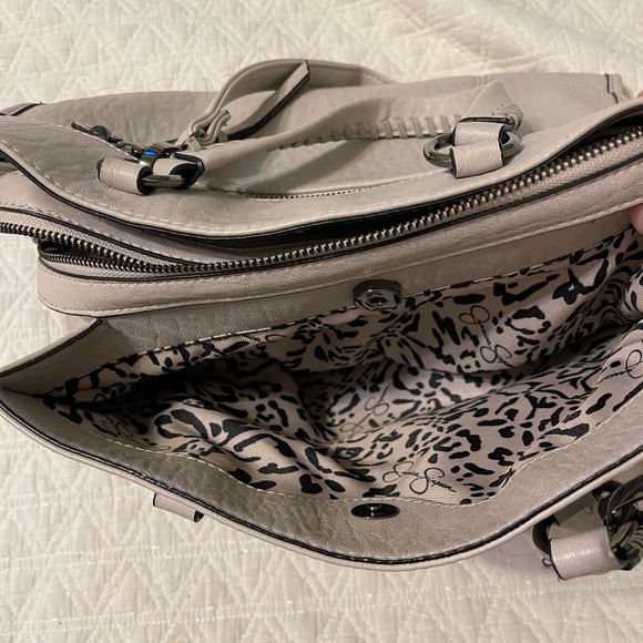 Jessica Simpson Soft Grey Purse with adjustable strap and dividers - Picture 5 of 13